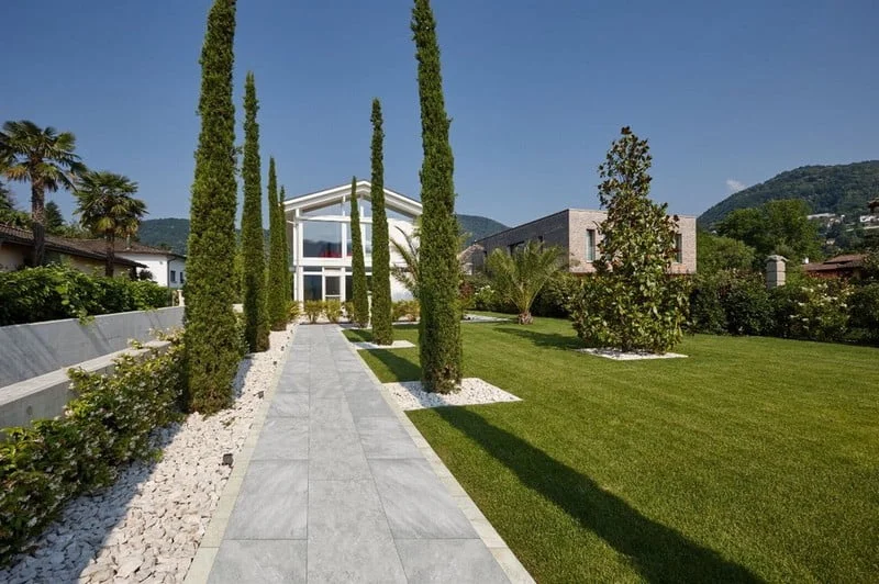 Charm Grey paving with Cream setts.jpg Charm cream paving with charm grey setts