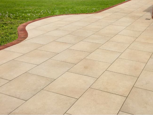 Porcelain with a curved edge Porcelain with a curved edge