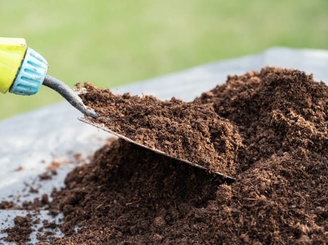 This simple guide explains how to choose the best topsoil for your garden, depending on your project and soil needs.