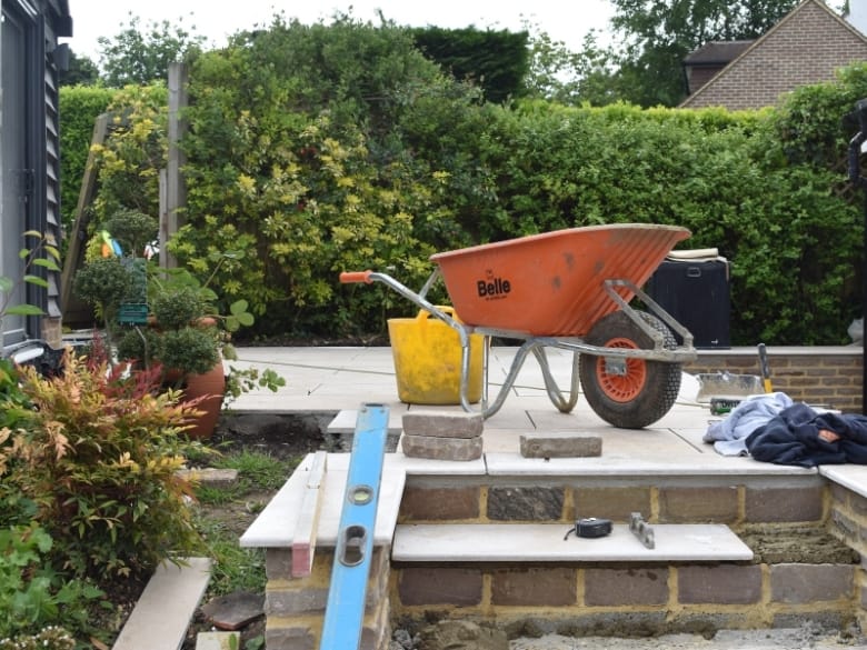 Transforming your garden doesn’t have to be expensive. With smart planning, careful budgeting, and the right choice of materials, you can create a stylish and practical outdoor space without overspending. This guide shows you how to plan your garden project efficiently while keeping costs under control.